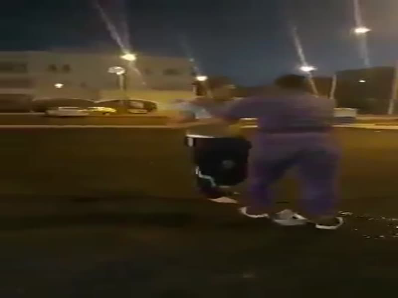 اضغط لمشاهدة الفيديو: مشاجرة بين شاب وخادمة إثيوبية بشارع عام في الكويت